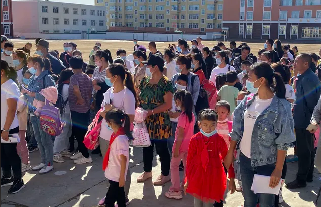 阳光分班经过科学公平揭露的方法均衡分配班级学生和师资